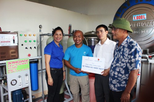 Bàn giao hệ thống máy lọc nước cho địa phương sử dụng